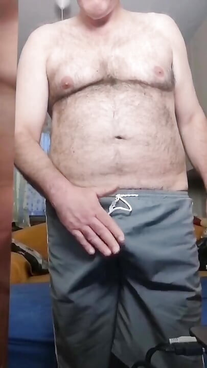 Eu começo a tocar meu pau assim que acordo