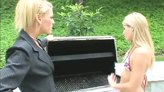 Лесбийский трах для милфы и тинки на улице