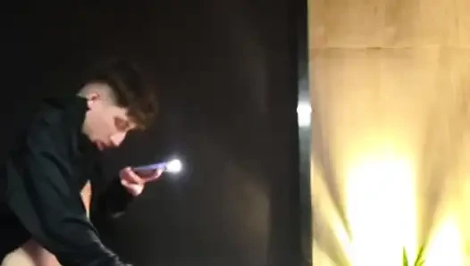 Memekku dientot habis-habisan sama pelacur jalang sampai dia mengerang keenakan