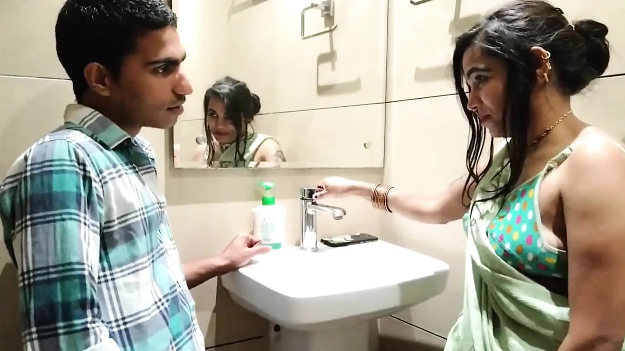 Трахнул сводную сестру обнаженной в ванной