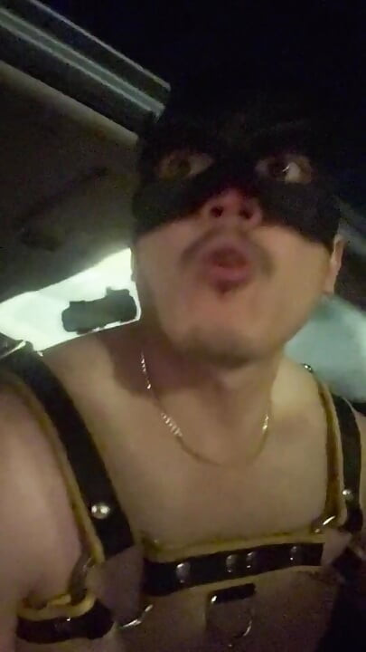 夜間肌肉王：穿皮帶和Jockstrap的亞洲大亨擁有空蕩蕩的街道