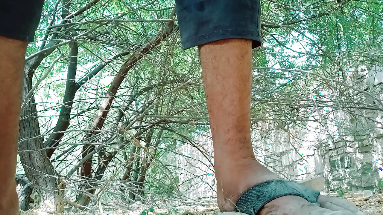 Un garçon se masturbe dans la forêt dense
