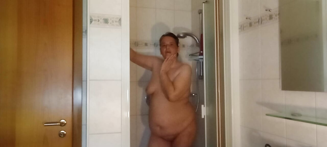 Mulher madura no chuveiro ... Você é corrente de ouro ou já é minha vila?