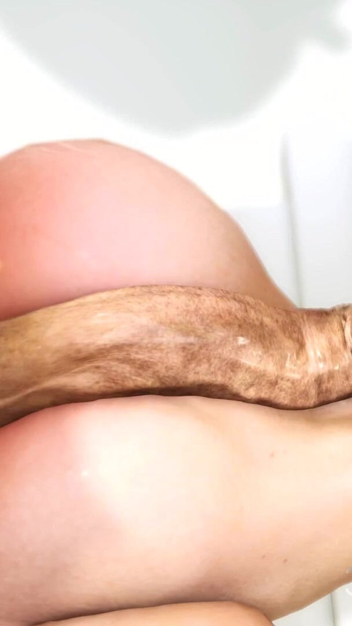 Heiße Transen-Sex Cyborg spielt mit einer schönen Blondine im OP-Raum | Clip 2