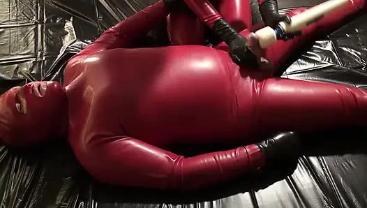 Latex danielle im catsuit hat latex-masturbationspiele mit ihrem sklaven