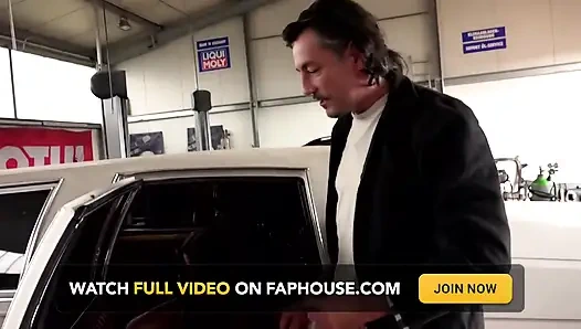 Gadis bertato toket besar lagi asik masturbasi di limosin