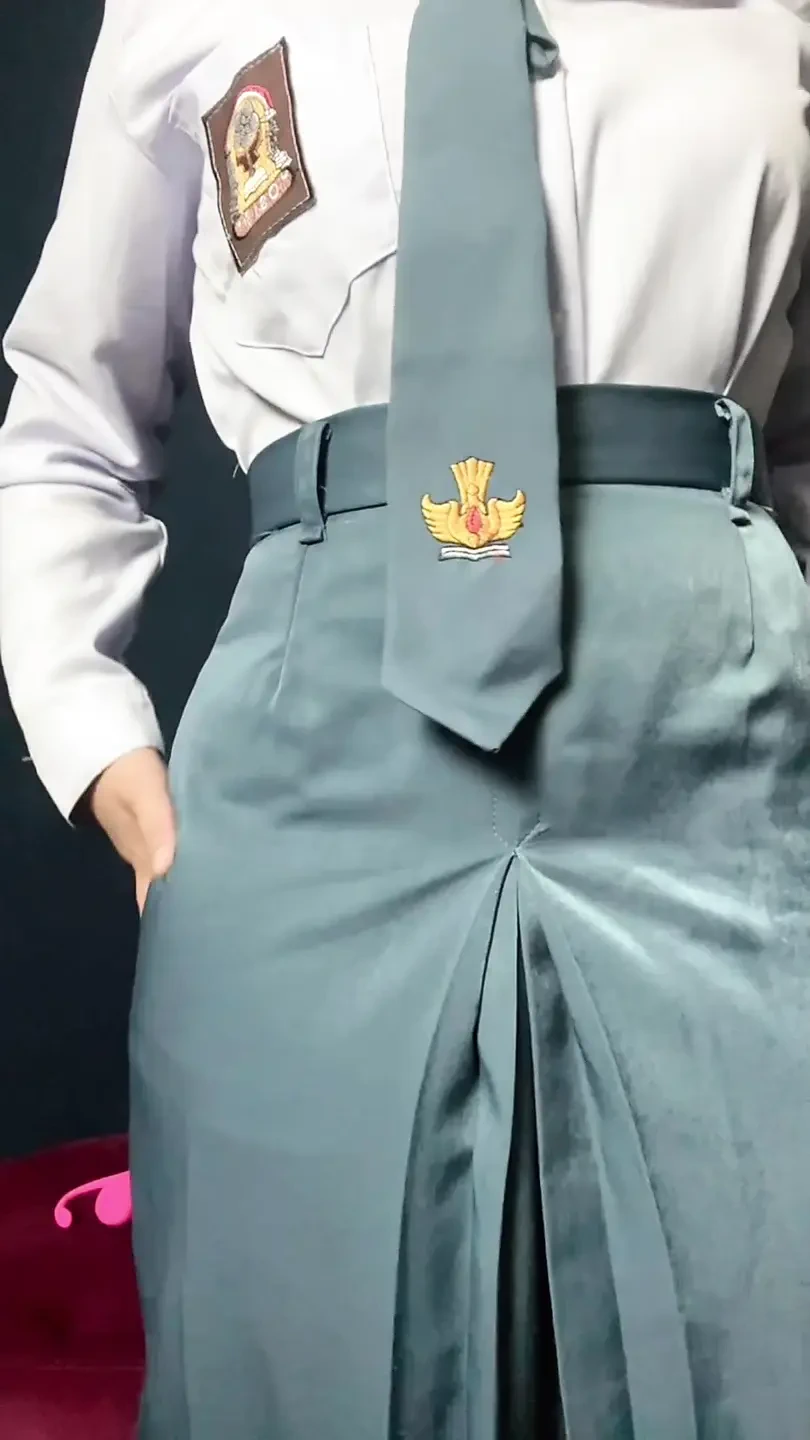 高中女生放学回家喷射 第一部分