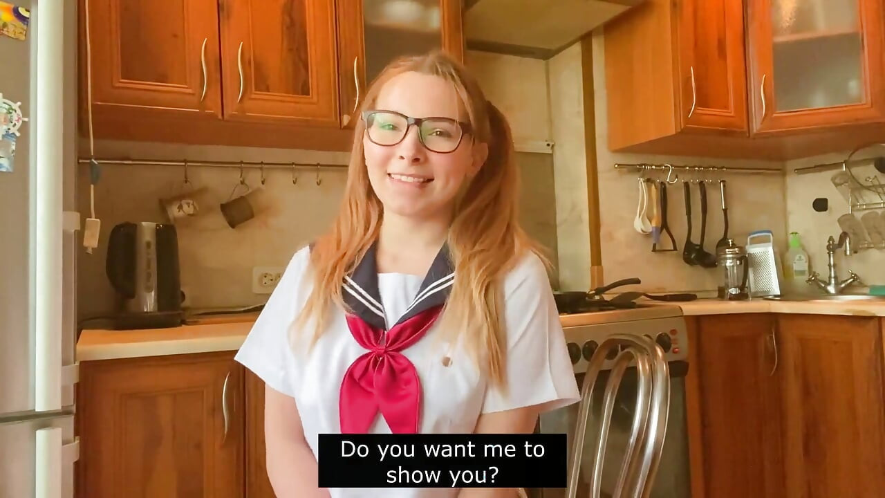 Cosplay v japonské vysokoškolské uniformě, dívka masturbuje a stříká v kuchyni