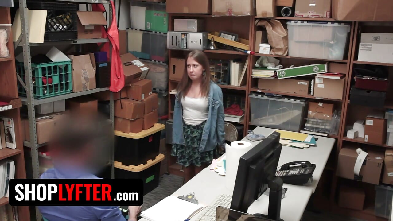 Shoplyfter - güzel minyon bebek Brooke Bliss memurun masasının üzerine eğiliyor ve bacaklarını açıyor