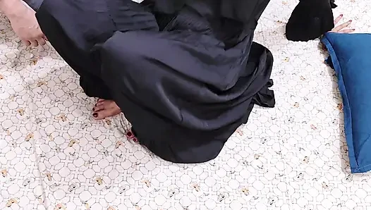 Hintli bangla öğrencisinin güzel üvey annesi maaşını ödeyemeyince onu siktim.