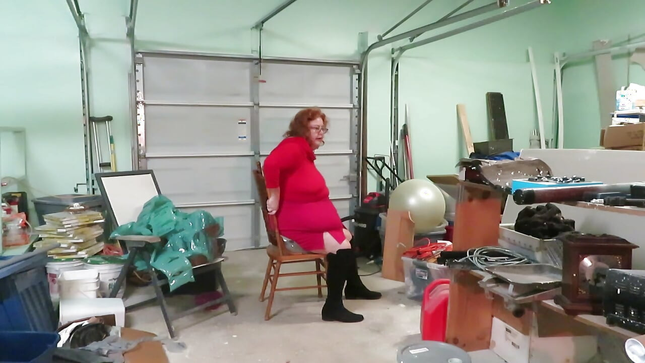Minha bunda gorda chupa alguns enormes balões claros