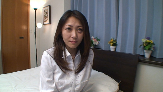 Peluda japonesa madura está haciendo su primer video porno