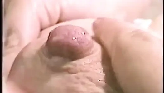 Heißes mädchen drückt ihre großen nippel, um milch zu spritzen