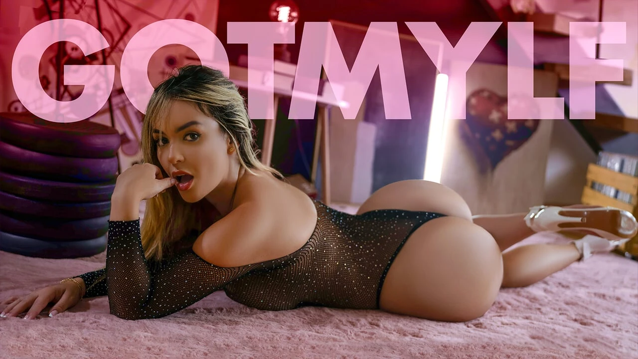 Kourtney est aussi sexy qu’ils viennent, et cette grosse MILF veut montrer son corps à son beau-fils - MYLF