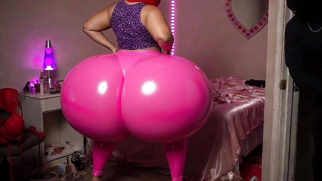 Big Ass Stepmom Twerking in Tight Leggings in Bedroom