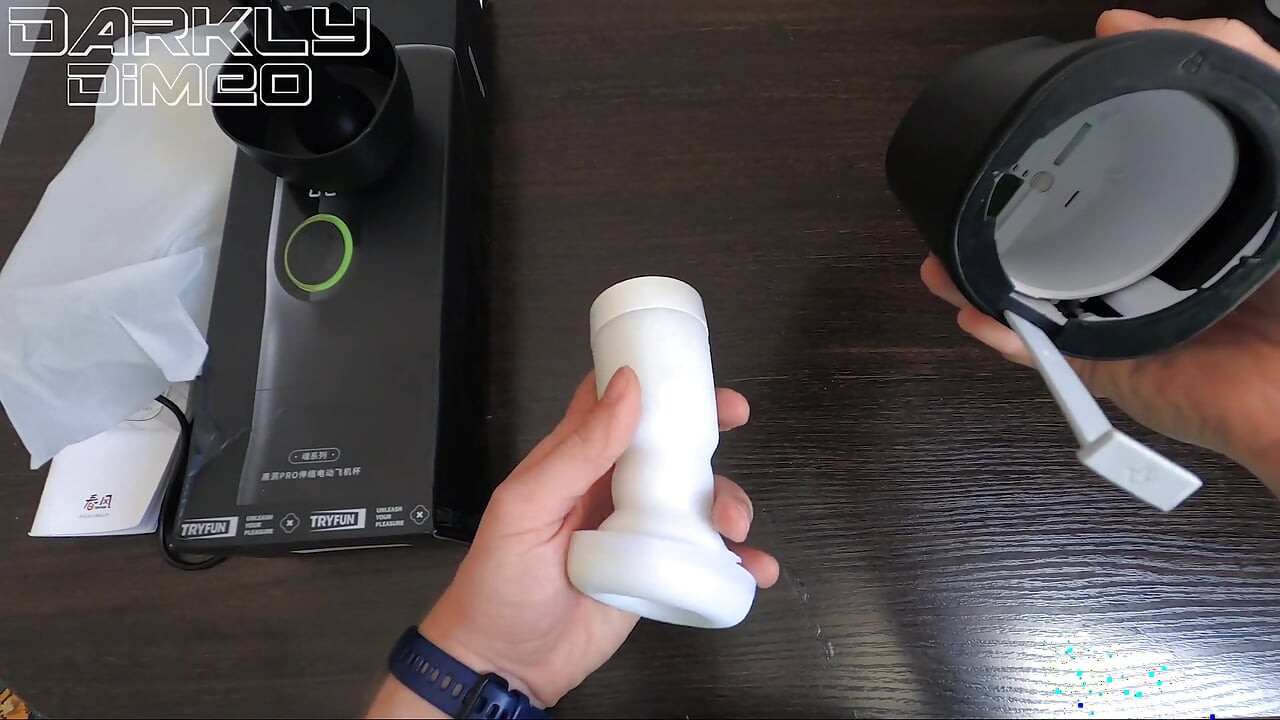 饥渴的家伙使用自动按摩器, 大量呻吟, 体验他生命中最好的高潮, 开箱 Tryfun 玩具