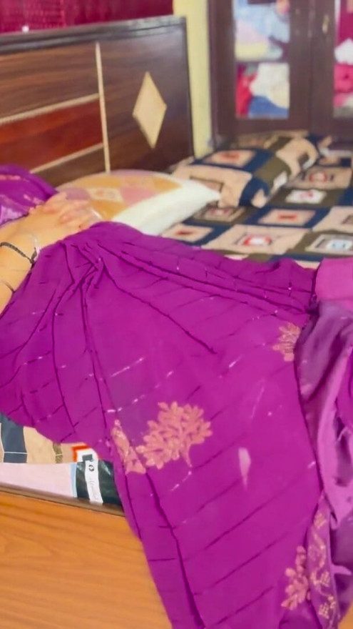 युवा नोकराने घरी एकटी असलेल्या गरम मालकिणीला पकडलं आणि तिला चोदताना रडवून टाकलं | भाग १