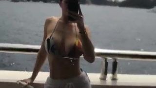 &#39;Kylie J.&#39; en bikini en un barco