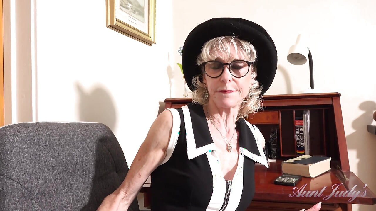 Auntjudys - Your Mature GILF Boss Dee Lite Sucks Your Cock at the Office