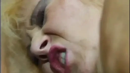 Zwei schöne blonde MILfs arsch von einem großen schwanz gefickt und bespritzt
