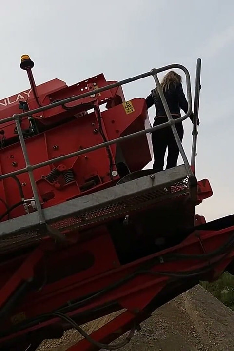 Babcia włóczy się po dołku z kamykami w przezroczystych legginsach!