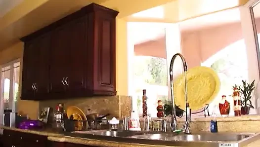 Tante bertato ngentot sama kekasih kulit hitam putri tirinya setelah merangkak mereka ngentot habis-habisan