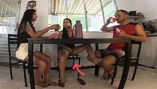 Ehefrau Erwischte Untreue Freundin Beim Blasen Mit Ihrem Mann! Wird Sie Sich Ihnen Anschließen?