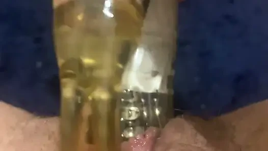 Evli kadın banyoda mastürbasyon yaparken kocası dışarıda