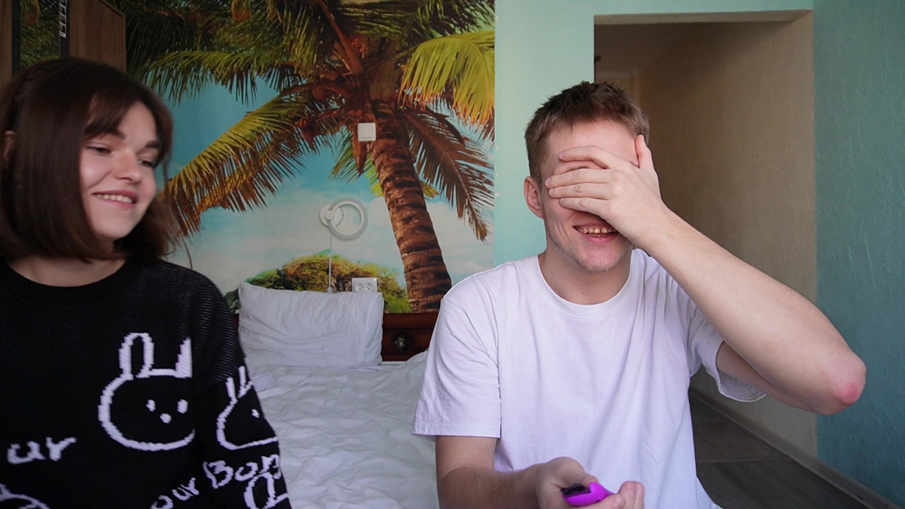 流行的在线游戏在视频博客期间变成继兄弟和继妹之间的性爱