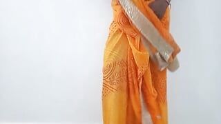 Hermosa madrastra amiga sari vistiendo como follar el culo y chupar coño