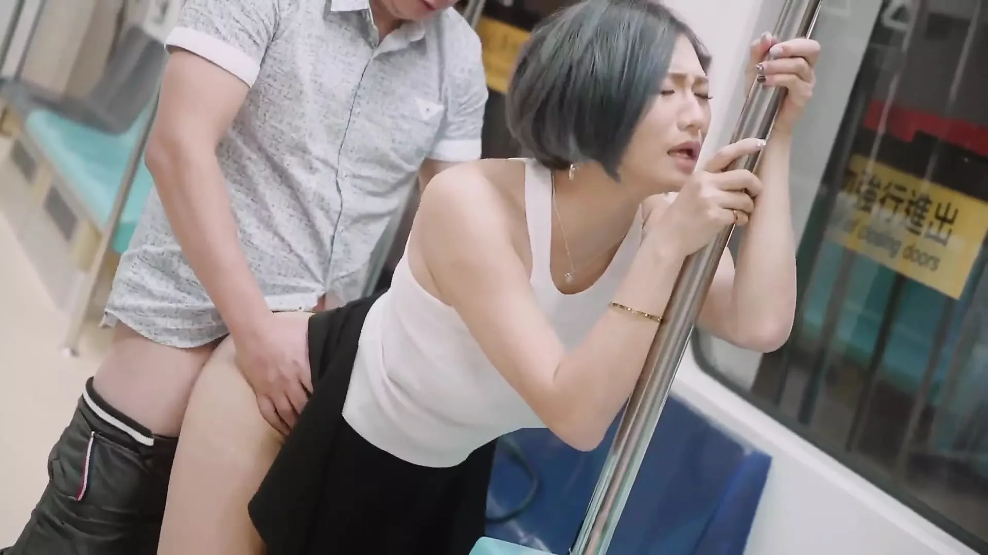 Jelenet ázsiai kiéhezett csajjal a metróban - Perv Milfs n Tini