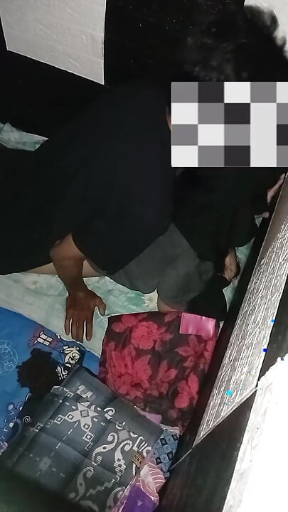 Tesettürlü Asyalı bir kadının götü acı içinde çığlık atıyor ve bundan hoşlanıyor