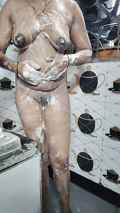 India chica bañándose desnuda