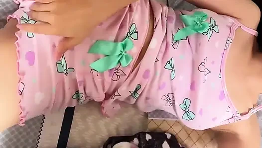 Stieftochter verführt mich mit ihrem schlafanzug und ich berührt sie am ende