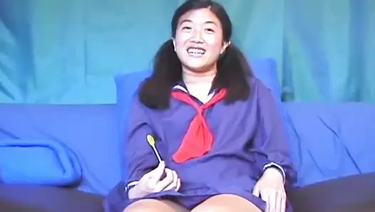 Üniversite üniforması içinde yarak üzerinde Asyalı minyon