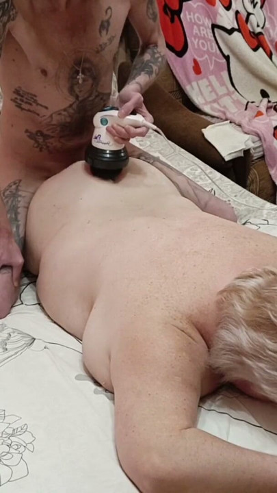 Jeg masserer min vens ryg og baller og knepper hende samtidig, mens jeg fylder hendes fisse med sperm | Klip 2
