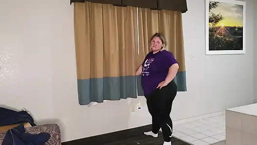 Раздевается для большого черного члена