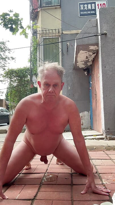 Goli pas na javnom mjestu