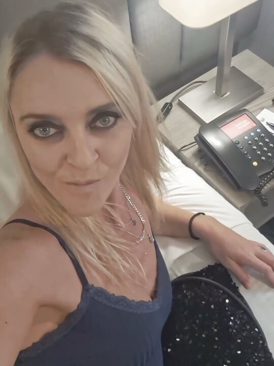 Sexy MILf pays for Pizza with a blowjob