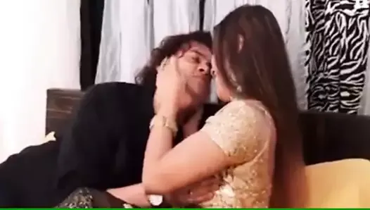 Une Indienne sexy baise avec son devar