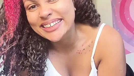 Reaksi silly goofy si gadis gemuk yang lagi kentut robek-robek sampai dia mengerang keenakan