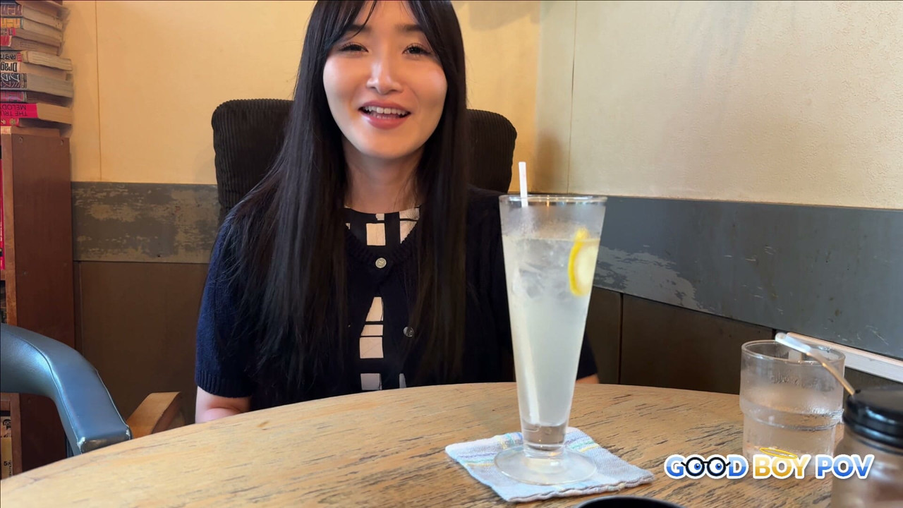 뜨겁고 작은 체구의 일본인 여학생이 외국인 선생님을 설득해 알몸으로 영어 수업을 하게 만든다.