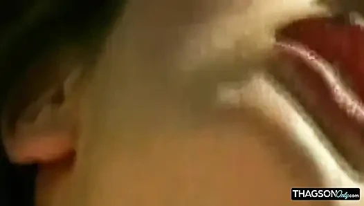 Reife blondine, weit gedehnt in anal-action im freien