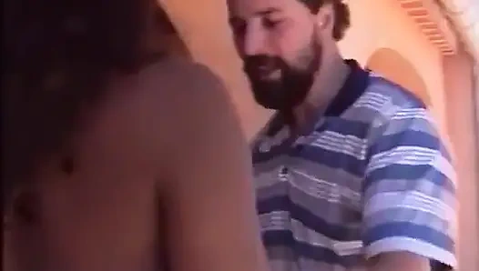 Pantat bahenol cewek kulit hitam ini dientot habis-habisan sampai matanya merem melek