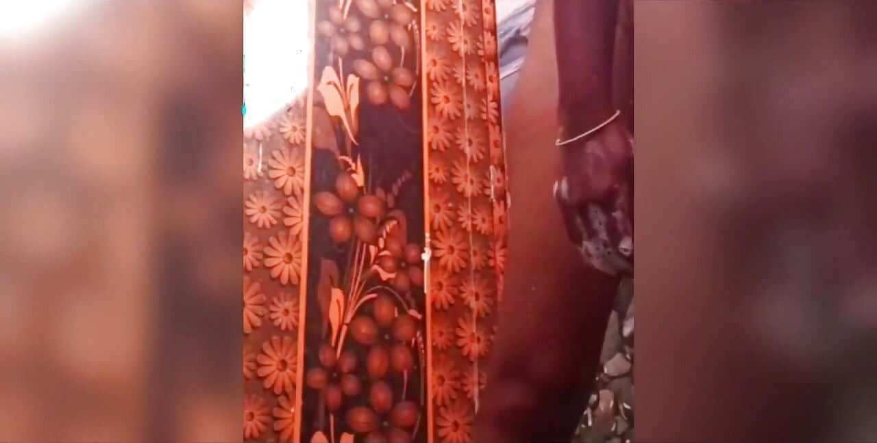 Ammu membasuh pepek manisnya dengan sabun