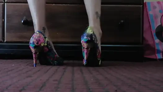 High heel pump shoe play standing