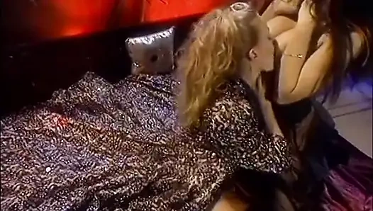 Geile schlampe fickt ihre süße muschi