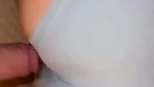 Mavi yoga şortlu büyük yarağımı karımın am frikiği domaltarak eğiliyor