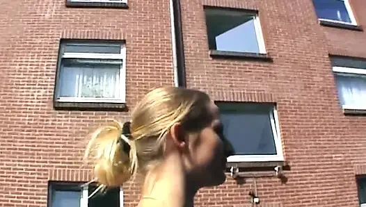 Öffentlicher blowjob neckt und schlampige fingerexplosion