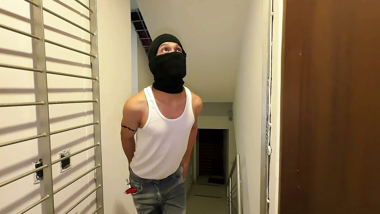 집주인이 긴 샤워를 하는 동안 집주인 여자친구를 박는다